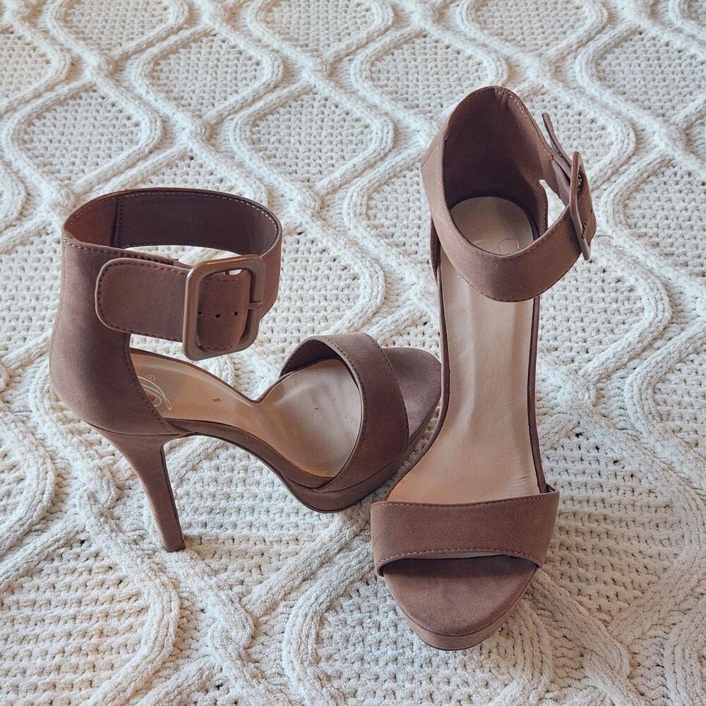 NEW Delicious Suede Tan Open Toe Buckle Platform Heels Size 7.5